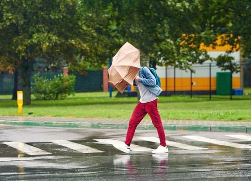 Frente fria muda o tempo em SP e no RJ: vendaval, chuva e frio de inverno; veja a previs&atilde;o