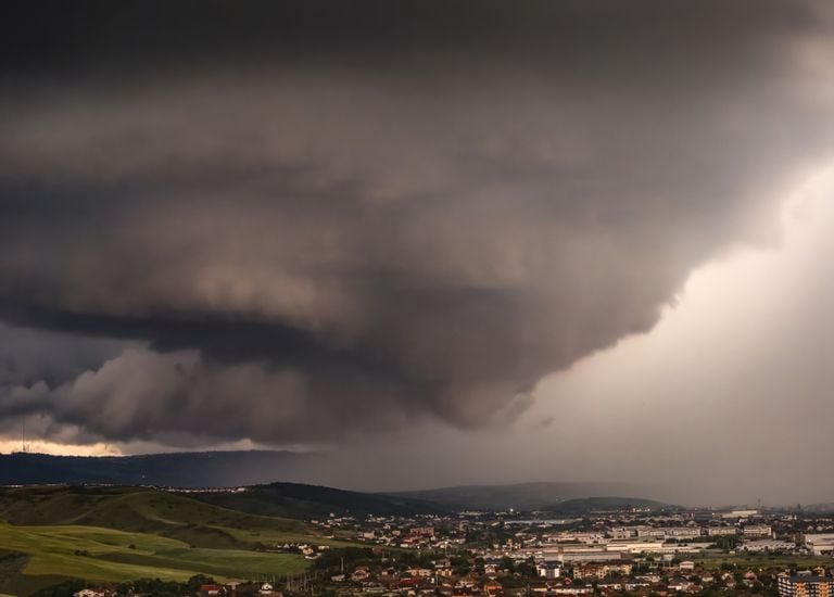 Frente fria muda o tempo em SP e RJ: alerta de temporais e forte queda nas temperaturas