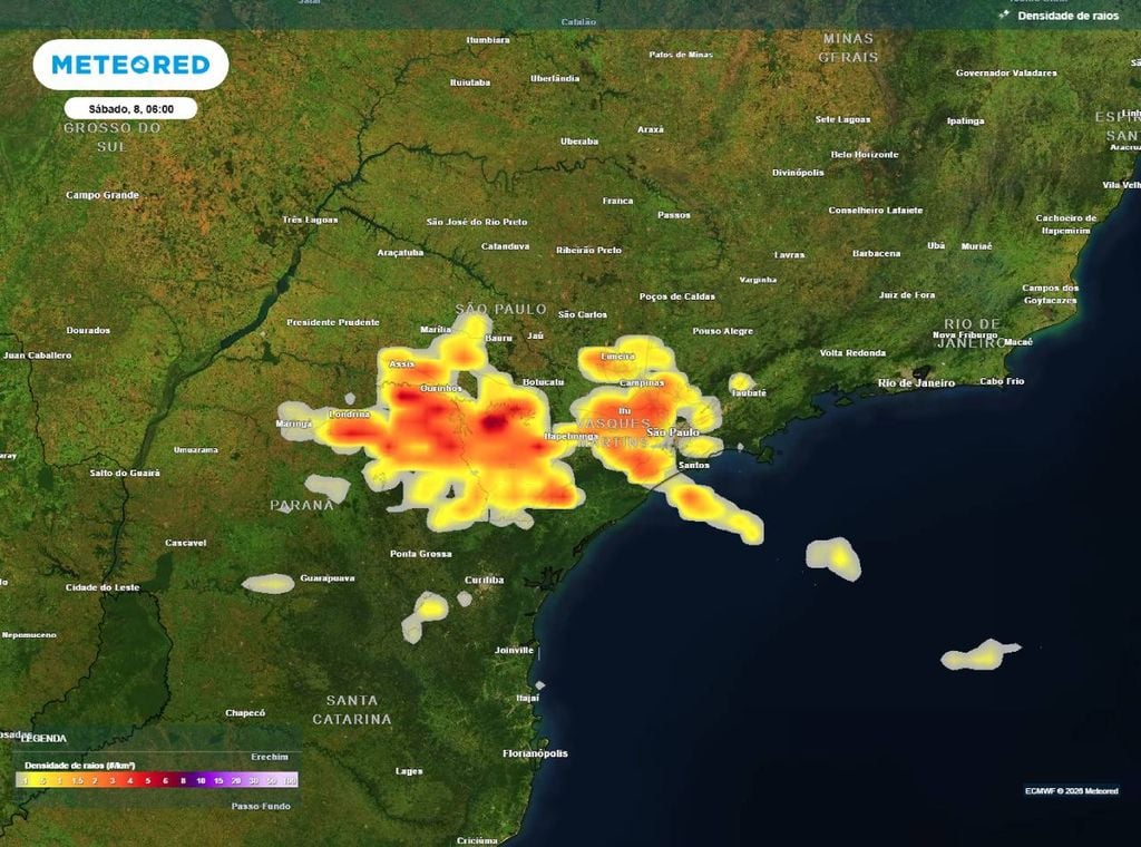 Previsão de densidade de raios para o sábado (8) de manhã (6h), segundo o modelo europeu ECMWF.