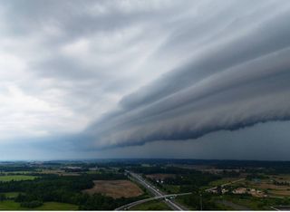 Frente fria muda o tempo nas pr&oacute;ximas horas com alerta em 7 estados