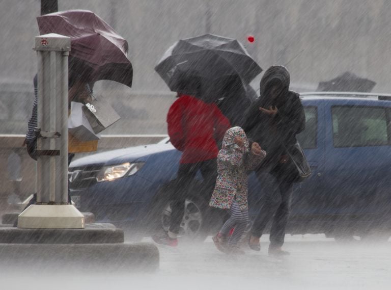 Frente fria provoca mudan&ccedil;a brusca no Sudeste com ventania e chuva forte; confira o alerta