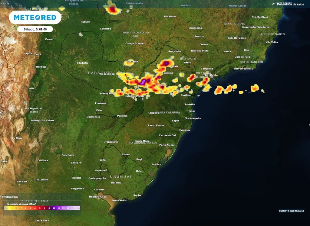 Densidade de raios. Mapa mostra áreas com maiores possibilidades de tempestades durante o amanhecer de sábado (5).
