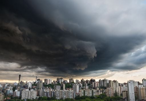 Frente fria se forma neste domingo, 21: INMET emite alerta de tempestades e de ventos costeiros; veja a previs&atilde;o