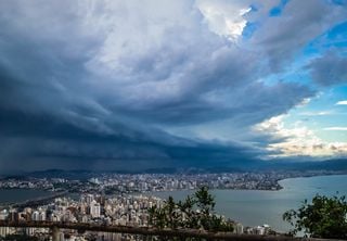Frente fria segue avançando e muda o tempo em pelo menos 7 estados até o domingo, 23