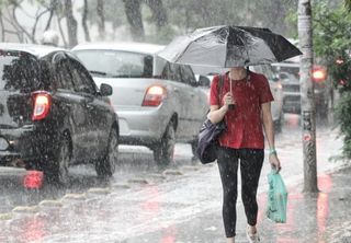 Frente fria segue deixando alertas de chuvas intensas para 7 estados nesta terça-feira,14; confira a previsão