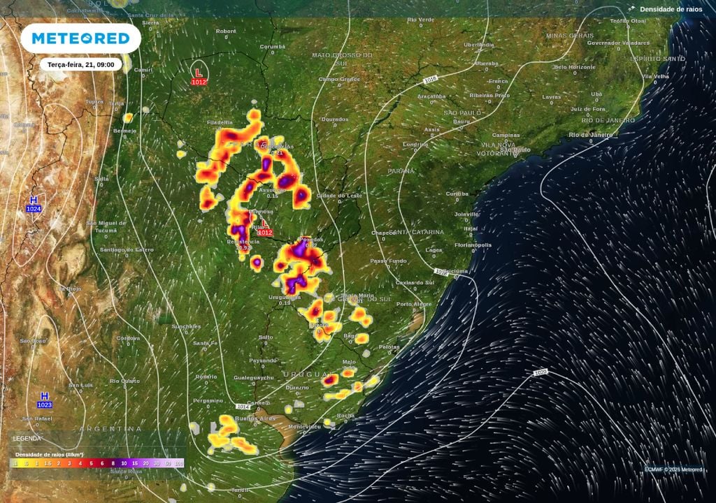 Densidade de raios, mostra os locais mais propícios a tempestades para a manhã desta terça-feira (21) no Sul do Brasil.