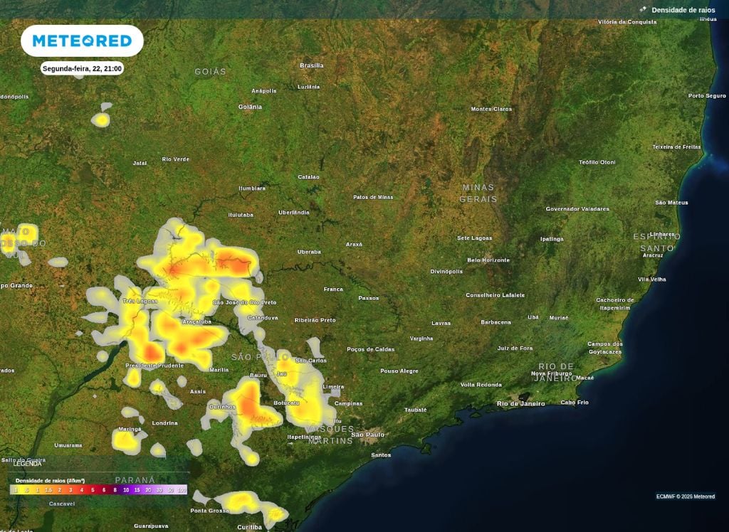 Mapa de densidade de raios. Mapa de densidade de raios para a noite de segunda-feira (22) mostra uma grande área com possibilidade de tempestades acompanhadas de descargas elétricas.