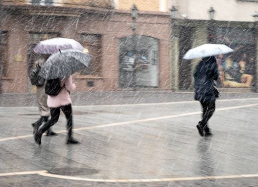 Frente fria traz chuva, frio e alerta de ventos costeiros em SP e no RJ; confira