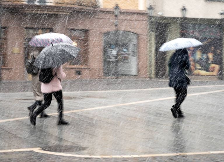 Frente fria traz chuva, frio e alerta de ventos costeiros em SP e no RJ; confira