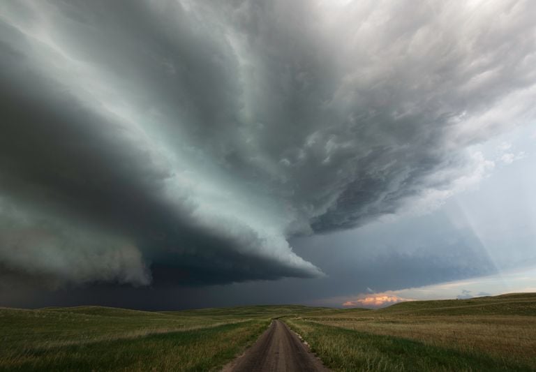 Frente fria traz intensa mudança à Região Sul neste começo de semana: alerta tempestades e violentos vendavais