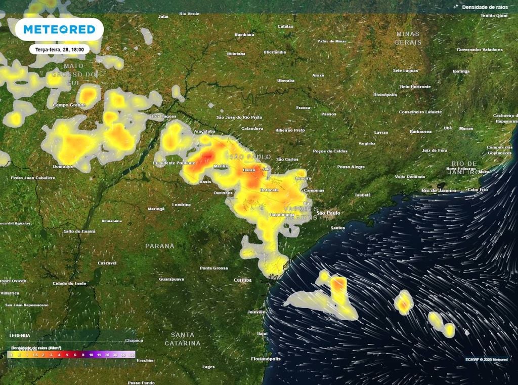 Previsão de densidade de raios para a terça-feira (28) ás 18h, segundo o modelo europeu ECMWF, mostrando as áreas com chance de tempestades nesta hora.