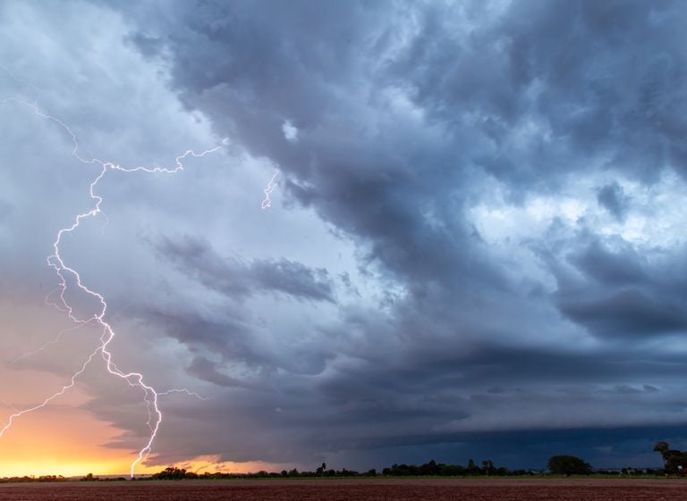 Frente fria traz mais alertas de tempestades no &uacute;ltimo fim de semana de 2025; confira as &aacute;reas em risco