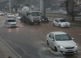 Frente fria traz risco de tempestades e mais 100 mm de chuva no in&iacute;cio da semana do Natal; estas s&atilde;o as &aacute;reas em alerta