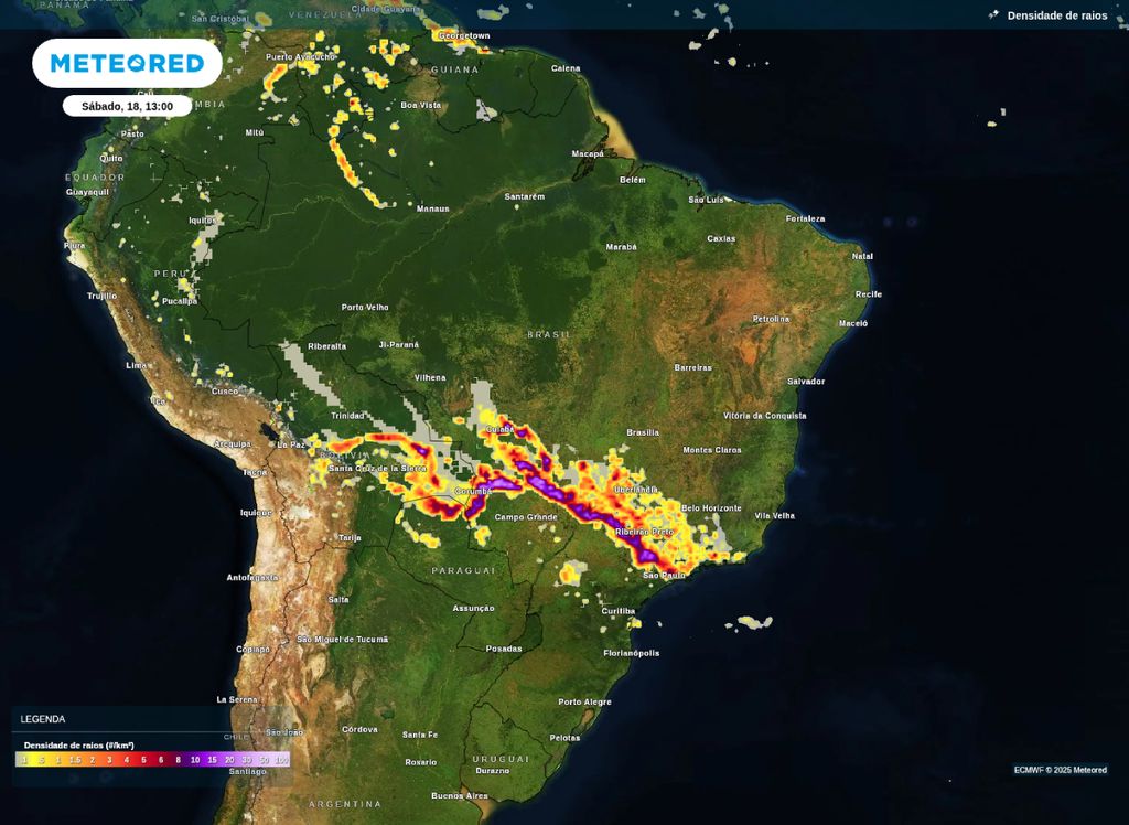 Mapa de densidade de raios no início da tarde deste sábado (18).
