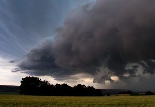 Frente fria vai atingir 12 estados nas 5 regiões do Brasil neste fim de semana; confira a previsão