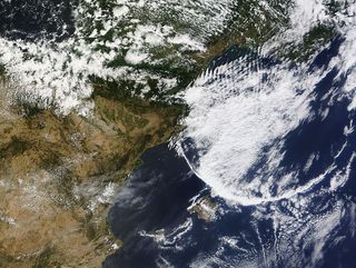 Frente frío en superficie sobre el mar catalano-balear