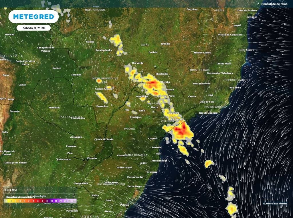 Previsão de densidade de raios (descargas elétricas) para o sábado (9) à noite (21h), segundo o modelo europeu ECMWF, mostrando as áreas com chance de temporais.