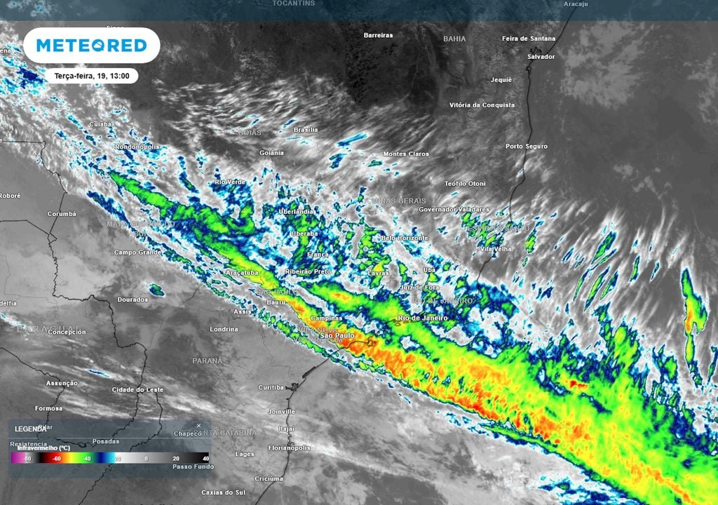 Imagem de satélite (infravermelho) nesta terça-feira durante o início da tarde mostra a presença da frente fria, que atua sobre a região sudeste ocasionando pancadas de chuva significativas.