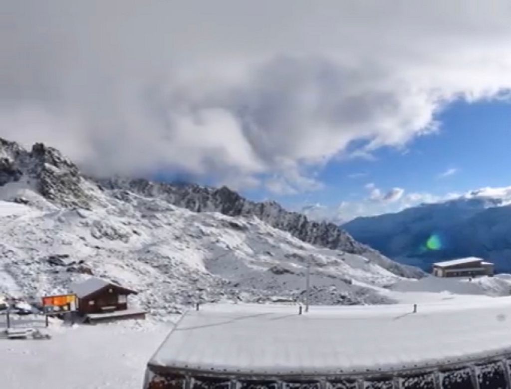 Les paysages ont déjà revêtu une fine pellicule d'or blanc dans les Alpes il y a une dizaine de jours.