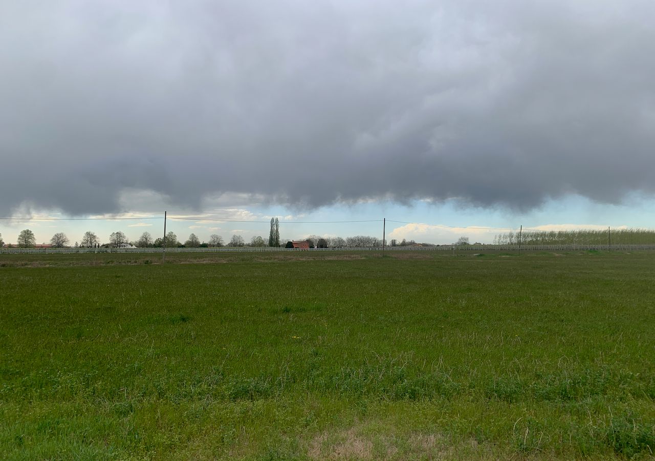 Un fronte freddo con i primi temporali primaverili a fine marzo e inizio aprile 2022 al nord. Nei prossimi giorni avremo a volte situazione e effetti simili a questa immagine. Foto Luca Lombroso.