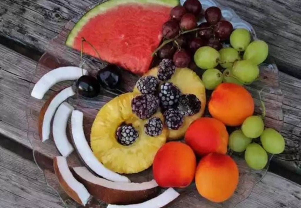 frutas en un plato sobre una superficie de madera