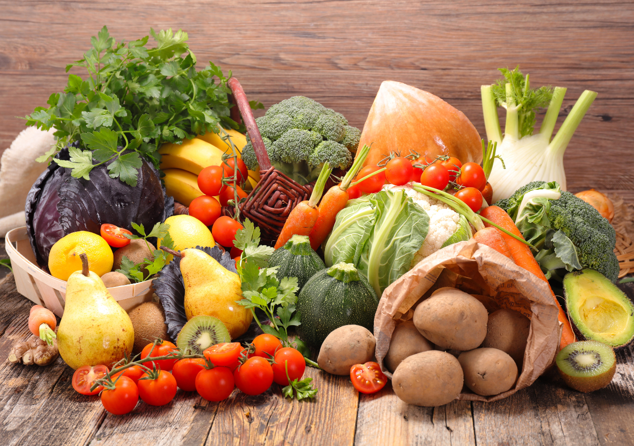 Comprar productos de temporada también apoya la economía local y reduce la huella de carbono asociada con el transporte de alimentos fuera de su temporada.
