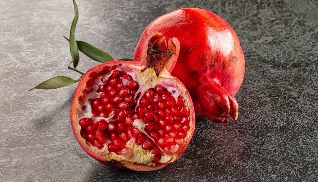 La granada es una fruta nutritiva que aporta antioxidantes, fibra y vitamina C. Se puede disfrutar fresca, en ensaladas o como complemento de otros platillos. La granada es una fruta nutritiva que aporta antioxidantes, fibra y vitamina C. Se puede disfrutar fresca, en ensaladas o como complemento de otros platillos.