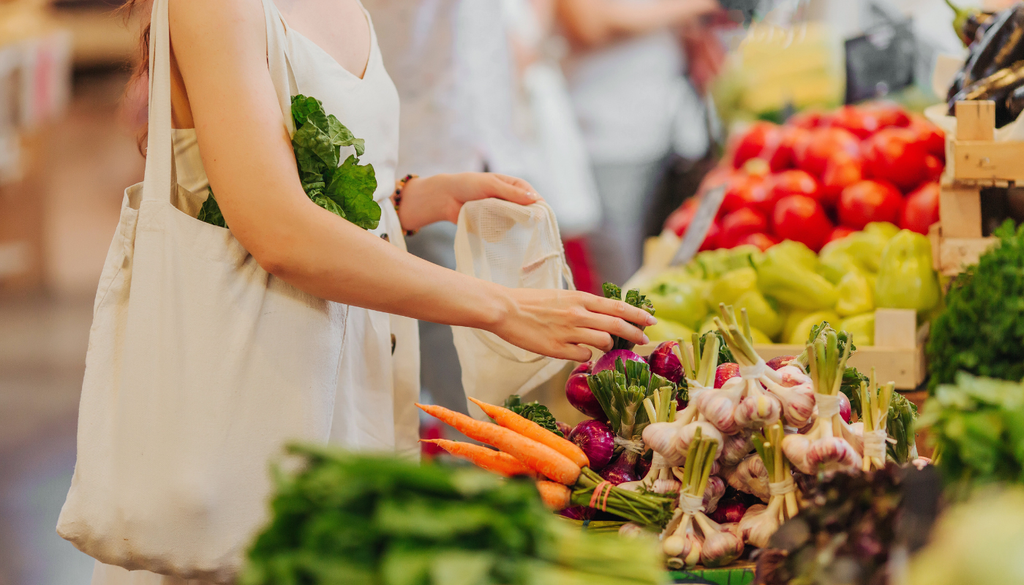 Al comprar, busca piezas pesadas para su tamaño y con colores intensos, que suelen ser señal de mejor maduración y calidad.