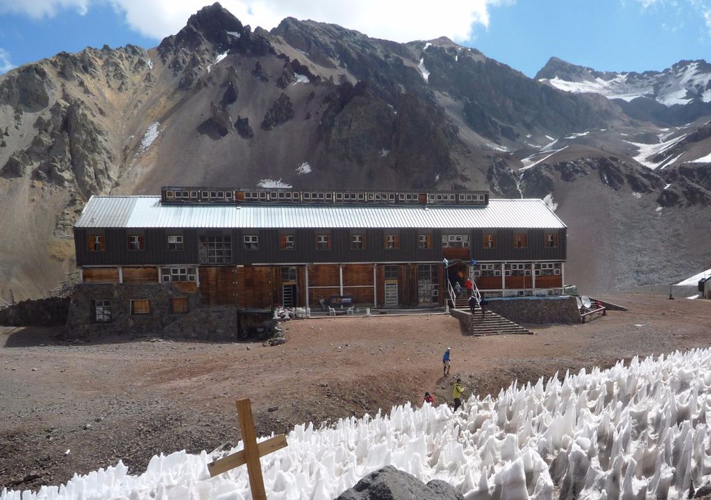 Hotel abandonado en Plaza de Mulas el más alto de Argentina Los materiales con que fue construido el Hotel Plaza de Mulas llegaron al sitio justamente a lomo de mula.