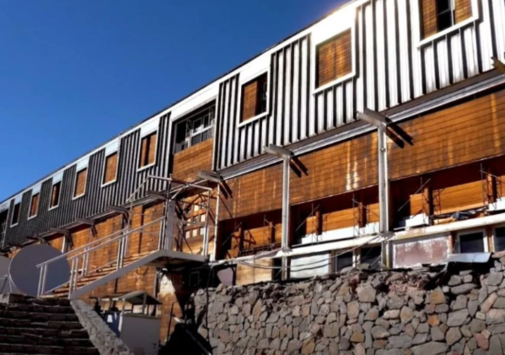 Hotel abandonado en Plaza de Mulas el más alto de Argentina El hotel, abandonado y cerrado al público, sigue en pie y es testimonio de lo que fue un proyecto por demás ambicioso y arriesgado.