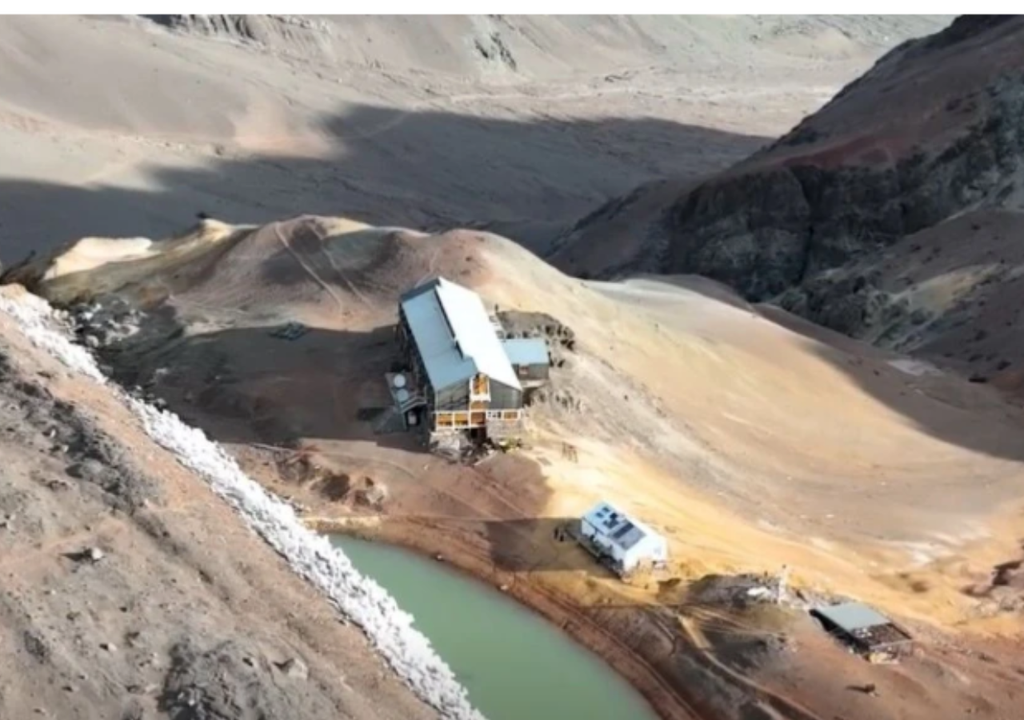 Hotel abandonado en Plaza de Mulas el más alto de Argentina Llegar a Plaza de Mulas y su hotel abandonado demanda una caminata de casi 6 horas dentro del Parque Provincial Aconcagua.