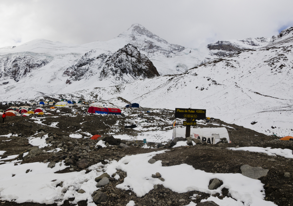Hotel abandonado en Plaza de Mulas el más alto de Argentina Plaza de Mulas es el segundo campamento camino a la cumbre del Aconcagua.