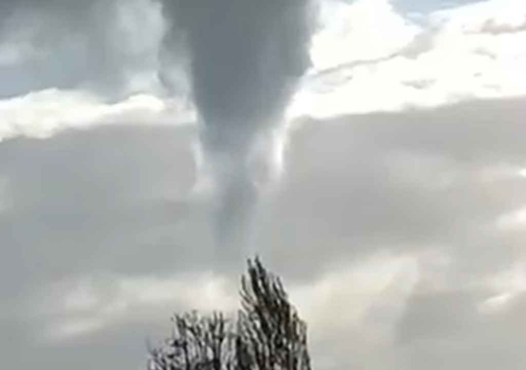 Una formación con aspecto de embudo fue registrada durante la tarde del domingo 20 de septiembre en Longaví. La DMC detectó indicios de una nube embudo, aunque sin evidencia de que alcanzara la superficie. Crédito: comunidad de Red Geocientífica de Chile (@RedGeoChile). Una formación con aspecto de embudo fue registrada durante la tarde del domingo 20 de septiembre en Longaví. La DMC detectó indicios de una nube embudo, aunque sin evidencia de que alcanzara la superficie. Crédito: comunidad de Red Geocientífica de Chile (@RedGeoChile).