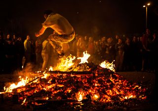 ¿Por qué la noche de San Juan se celebra con hogueras en la playa?