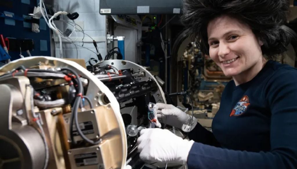 La astronauta de la ESA (Agencia Espacial Europea) e ingeniera de vuelo de la Expedición 67, Samantha Cristoforetti, trabaja dentro del módulo Unity de la ISS reconfigurando componentes para la investigación sobre la ignición y extinción de combustibles sólidos, que explora el crecimiento del fuego y las técnicas de seguridad contra incendios en el espacio.Créditos: NASA.