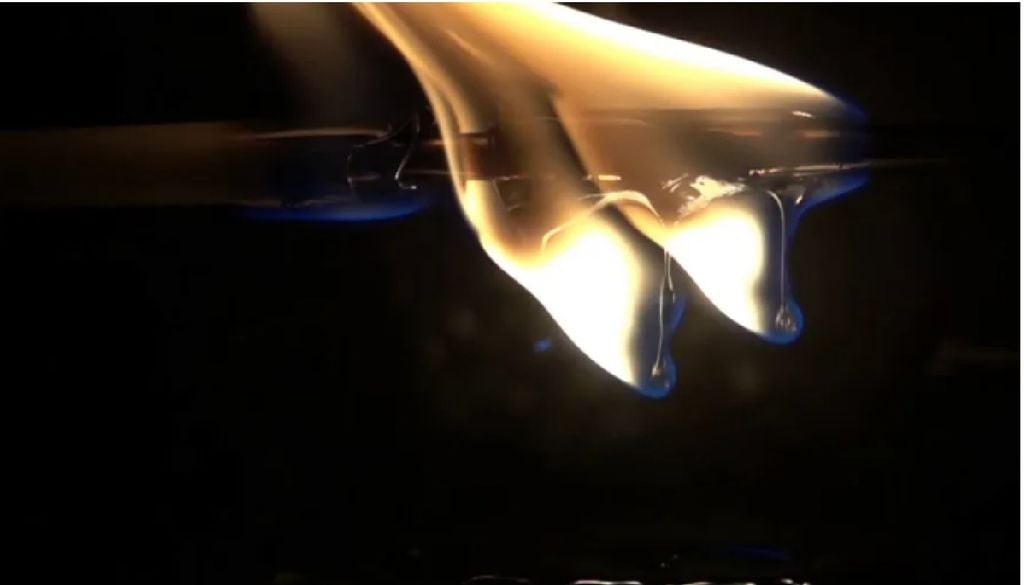 Proyecto FLARE: su objetivo es desarrollar una metodología para correlacionar los límites de inflamabilidad de los materiales en gravedad normal y microgravedad, y permitir la estimación cuantitativa del límite de inflamabilidad de los materiales en microgravedad basándose en los datos de inflamabilidad obtenidos en tierra. Créditos: (NASA)