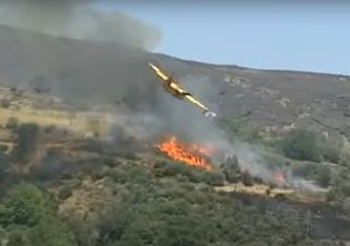 Fuego sin control en Grecia: se estrella un avión hidrante mientras combatía los incendios