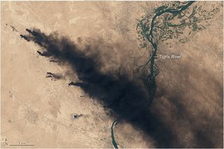 Fuegos del petróleo por la guerra en Irak