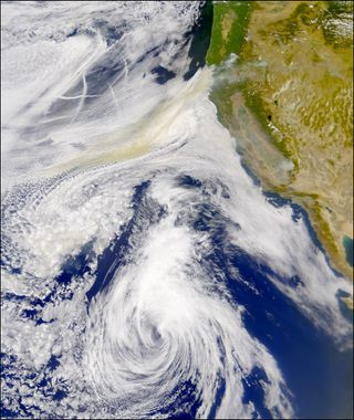 Fuegos, nubes y estelas de barcos frente a las costas de California