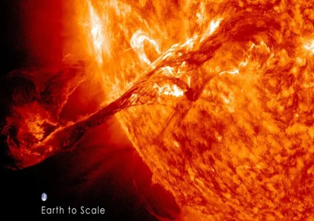 Éjection de masse coronale du Soleil comparée à la taille de la planète Terre. Image : NASA/GSFC/SDO