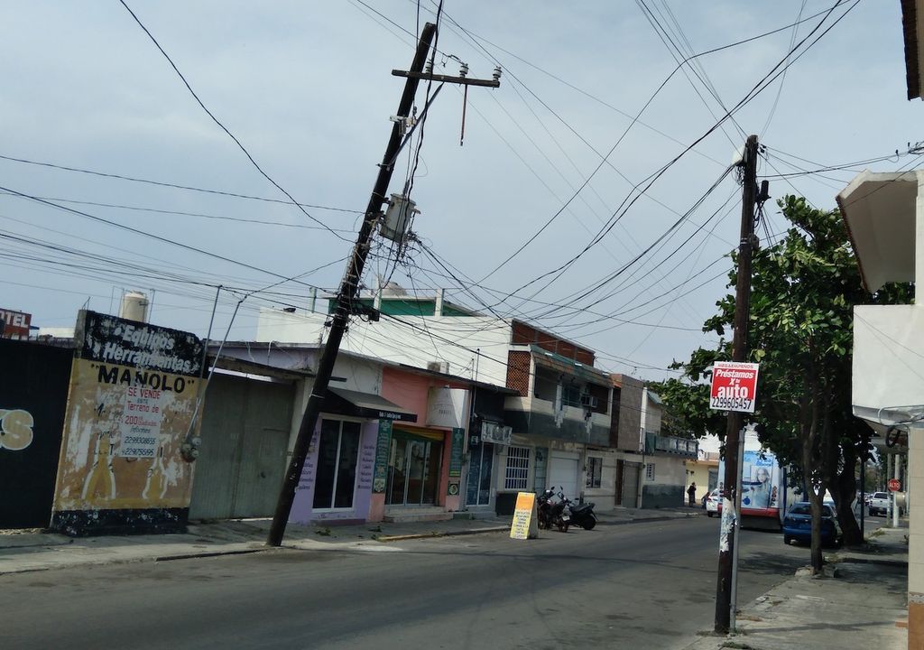 Fuertes vientos derrumban objetos