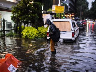 Fuerte lluvia se presente en Jalisco durante la tarde de este viernes, las autoridades pidieron extremar precaución