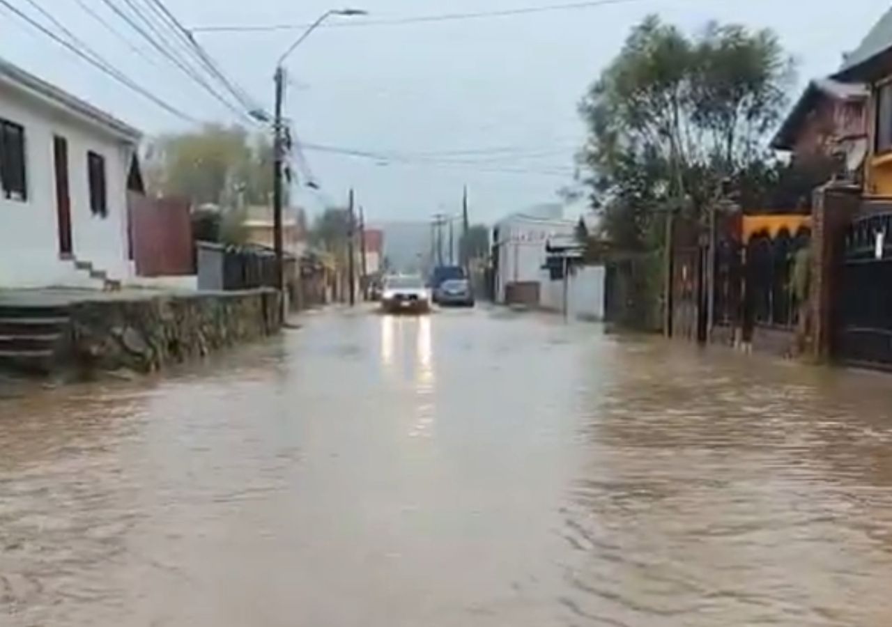 Fuerte sistema frontal golpea Chile: lluvias, viento y cortes de luz desde el sábado.