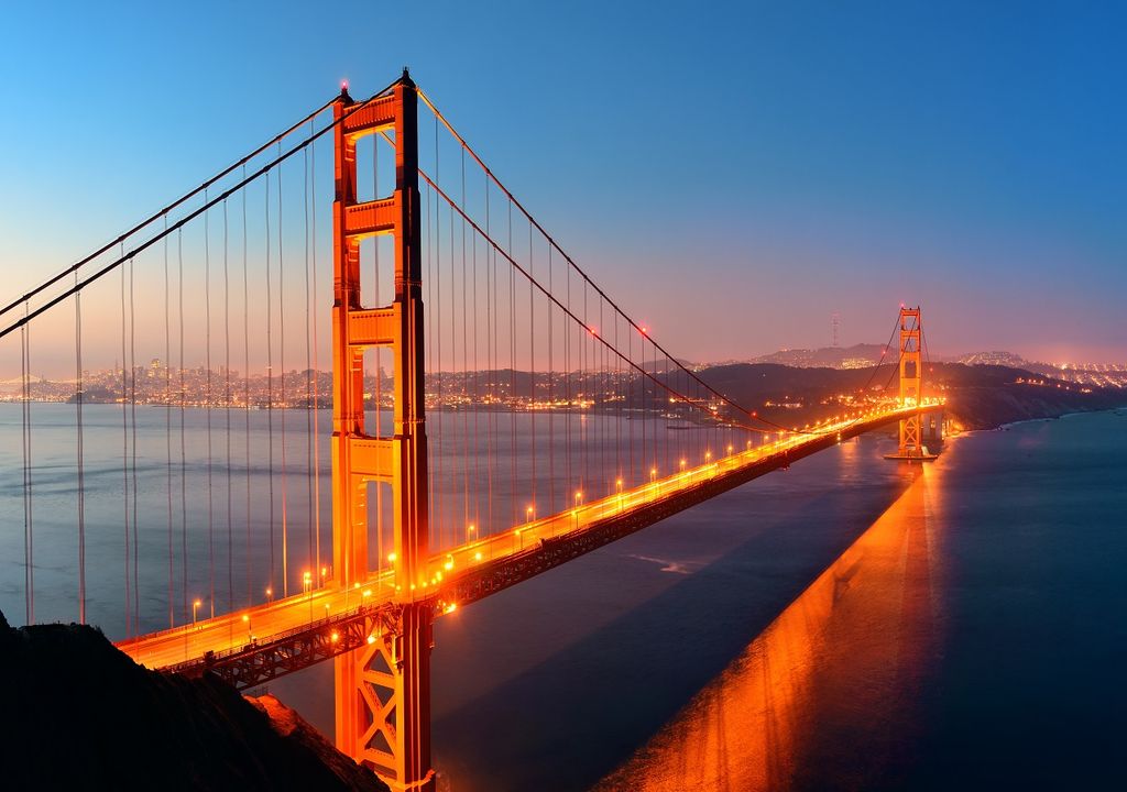 Golden Gate Bridge, atardecer, luces, fondo ciudad