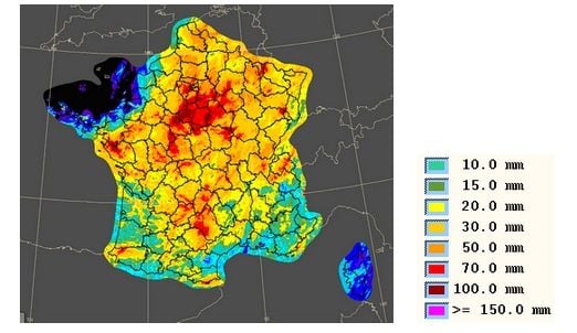 Dos factores explican el carácter extraordinario de la situación:• El paso de una borrasca muy activa sobre Francia y su bloqueo en el sur de Alemania ha supuesto la creación de una amplia zona de lluvias persistentes en Francia.• La borrasca muy activa (más común en invierno) se alimenta con aire cálido y húmedo (característico de finales de la primavera), producido acumulaciones de lluvia muy importantes, y excepcionales en la región Centro.Registros de lluviaDurante el período de 28 (10 horas) el 31 de mayo (10 horas), los departamentos más afectados por estas fuertes lluvias fueron el Loir-et-Cher, Loiret y Yonne.Con un promedio de 92,9 mm  de lluvia en el departamento de Loiret, esa cantidad  ha caído en tres días. En Ile de France, las precipitaciones acumuladas en estos tres días se alcanzan en promedio cada 10 a 50 años (en la París-Montsouris, hubo 83 mm).Precipitación acumulada y estimada en 72 horas, desde el sábado 28 -10 pm  hasta el martes, el 31 de de mayo de 2016 a 10 a.m. local. Météo-France.  En su conjunto, el mes de mayo de 2016 ha sido excepcional. Muchos de los récords de precipitación mensual de hecho se han roto: la estación de París-Montsouris, se han recogido 176 mm, o aproximadamente lo recogido en 3 meses de lluvia (record anterior: 133 mm en mayo de 1992). En Orleans, hubo 178 mm, también  equivalente a 3 meses de precipitación (antiguo record: 148 mm de mayo de 1985).En toda la región Ile-de-France es el mes más lluvioso de todos los meses desde 1960.