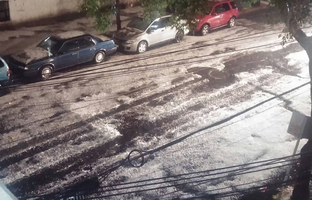 Imagen de la granizada que se dio ayer en la Ciudad de México (@YvanesaZamorano).