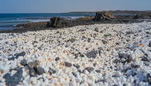 Fuerteventura guarda una playa que parece salida de una pel&iacute;cula: el origen de sus curiosas "palomitas" blancas