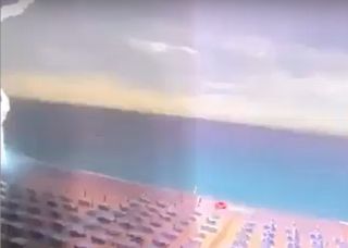 Sambaran petir hebat di pantai di Liguria: video!