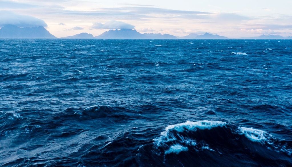 Polo Nord. Un altro fattore chiave è l'incremento del vapore acqueo nell'atmosfera artica. Secondo l’equazione di Clapeyron per ogni grado di riscaldamento, l'aria possa trattenere il 7% in più di umidità.