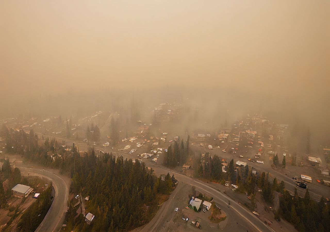 Impactes diretos dos incêndios florestais na visibilidade e na qualidade do ar numa vila, na província canadiana da Colúmbia Britânica.